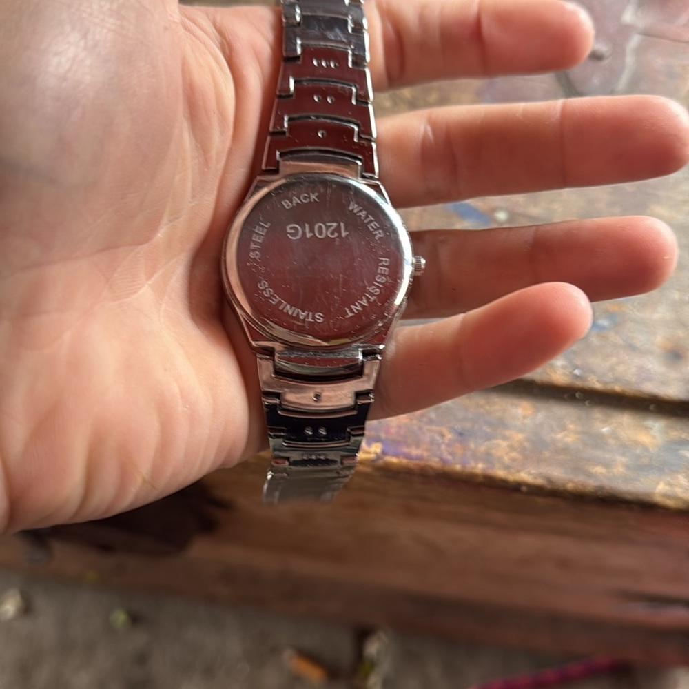Silver and Gold Men's Quartz Watch - Picture 4 of 5